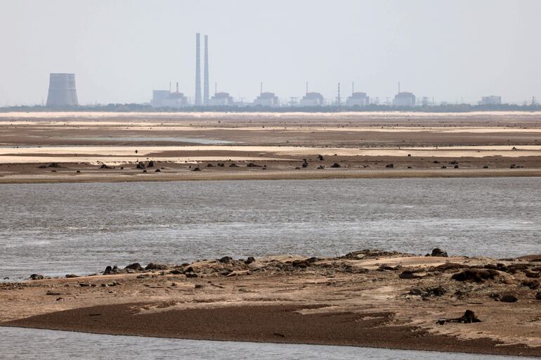 Vista de la planta nuclear de Zaporiyiahis desde la ciudad ucraniana de Nikopol.