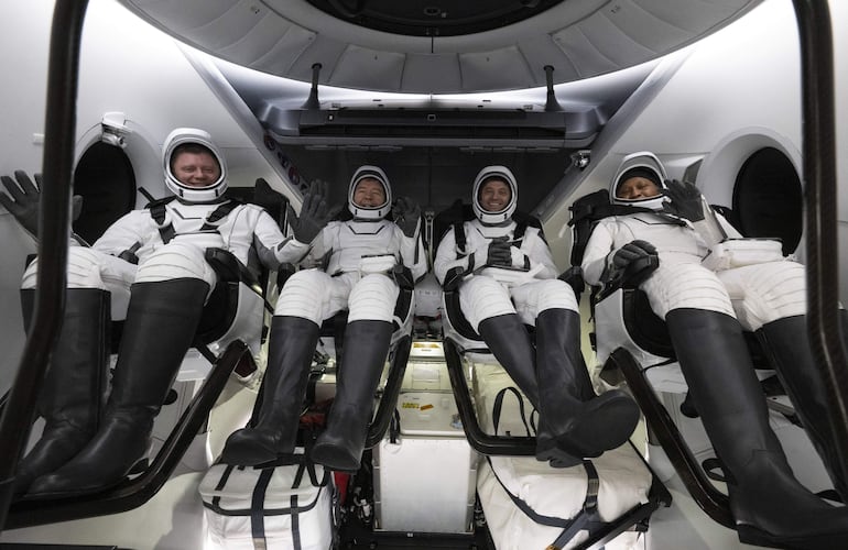 cosmonauta de Roscosmos Alexander Grebenkin (L), a los astronautas de la NASA Michael Barratt, (2L), Matthew Dominick (2R) y Jeanette Epps, (R ) dentro de la nave espacial SpaceX Dragon Endeavor a bordo del barco de recuperación MEGAN de SpaceX poco después de haber aterrizado en el Golfo de México frente a la costa de Pensacola, Florida.