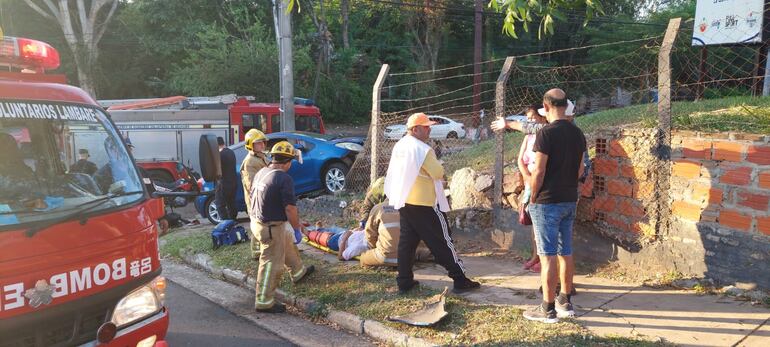 Choque registrado en la avenida Perón en la mañana de este martes. Dos chiperos que iban a bordo de un motocarro fueron embestidos por un automóvil cuando iban a girar a la izquierda.