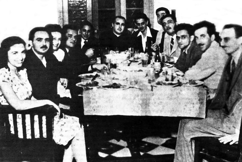 Hace 70 años: de izquierda a derecha, Fina García Marruz, Eliseo Diego, Bella García Marruz, Collazo (linotipista), Cintio Vitier, el padre Ángel Gaztelu, Lorenzo García Vega, Alfredo Lozano, José Lezama Lima, Julián Orbón, Mariano Rodríguez y Octavio Smith celebrando el Premio Nacional de Literatura 1952 otorgado a Lorenzo García Vega.