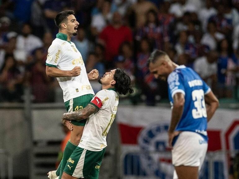 El paraguayo Gustavo Gómez (d), jugador del Palmeiras, celebra un gol en el partido frente a Bahía por la fecha 34 de la Serie A en el estadio Arena Fonte Nova, en Salvador, Brasil.