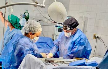 Trabajo de cirugía en el Hospital Regional de Fuerte Olimpo.