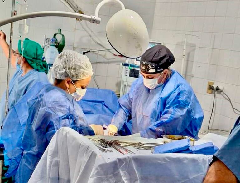 Trabajo de cirugía en el Hospital Regional de Fuerte Olimpo.