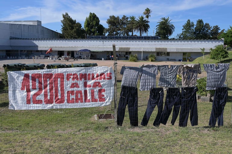 Un cartel que dice "1,200 familias en la calle" cuelga en una valla en la fábrica japonesa Yazaki en las Piedras, departamento de Canelones, Uruguay.