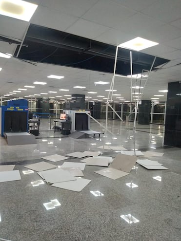 Caída de parte del techo, en el aeropuerto Silvio Pettirossi de Luque.