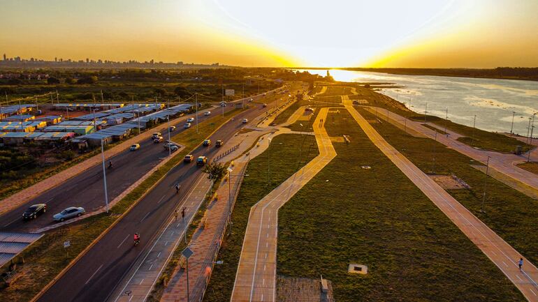 Espacios para caminar que el MOPC destacó como nuevos hitos en Asunción pero fue criticado por la inseguridad en la zona y la falta de árboles para combatir al calor.