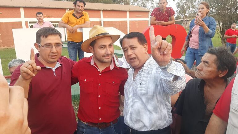 Tras los resultados preliminares, el virtual ganador se acercó a su contrincante y pidió apoyo para trabajar por la lista 1