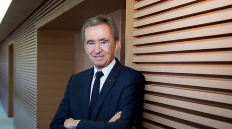 Bernard Arnault es un empresario francés, cofundador, presidente y director ejecutivo de LVMH, el mayor grupo de artículos de lujo.