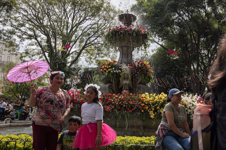 La ciudad colonial de Antigua Guatemala fue adornada este sábado con decenas de esculturas y adornos para el Festival de las Flores, que se celebra cada noviembre, y unos 10.000 turistas nacionales y extranjeros abarrotaron el lugar.