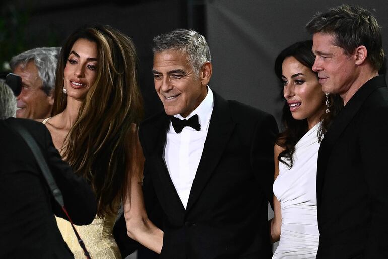 ¡Los galanes con sus respectivas parejas! Amal Clooney, el actor George Clooney, Inés de Ramón y el actor Brad Pitt llegando a la alfombra roja de la película "Wolfs" presentada fuera de competición durante el 81º Festival Internacional de Cine de Venecia en el Lido de Venecia. (Marco BERTORELLO / AFP)