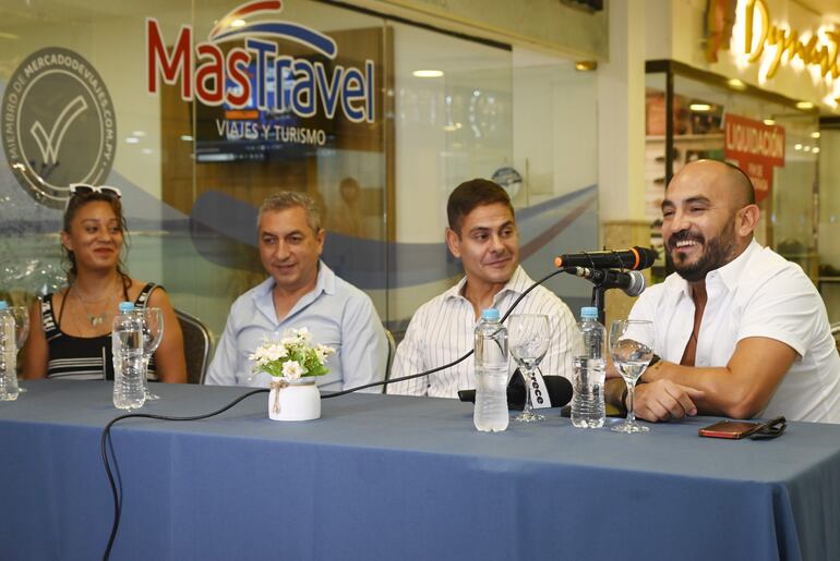 Tania Giménez, Luis Colmán, Federico Cheme y Guillermo Morales, vocalista del grupo G-Latina, durante la conferencia de prensa realizada por Ribera Producciones.