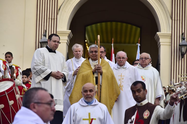 El cardenal Adalberto Martínez encabezó la misa y la procesión por la Solemnidad de Corpus Christi, en la catedral metropolitana de Asunción.