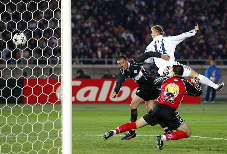 El futbolista español Guti, cuando metió el gol ante Olimpia, en la Copa Intercontinental 2002.