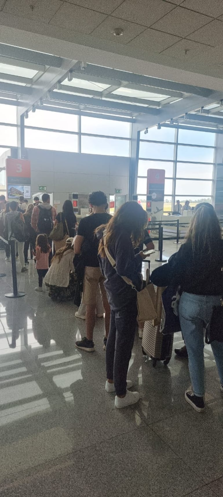 Fila de pasajeros que hoy esperaron mientras tenían novedades del vuelo de Paranair con destino a Asunción. (gentileza).