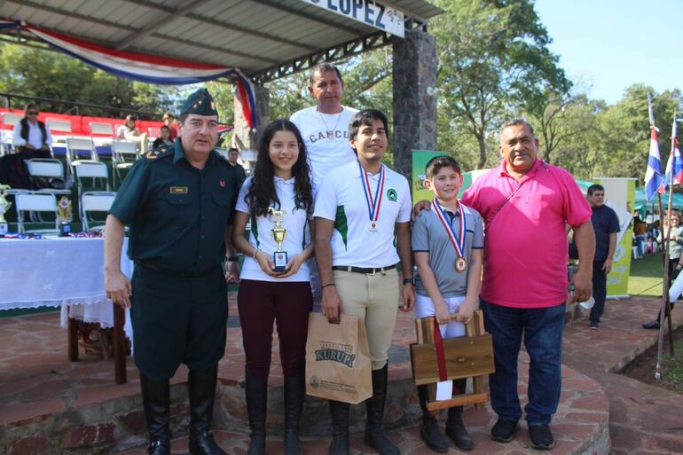 Los mejores de 0,80: Liliana Zarate, Félix Zarate, Fabrizio Chamorrojunto al Gral. Brig. Juan Carlos Insfrán (i).