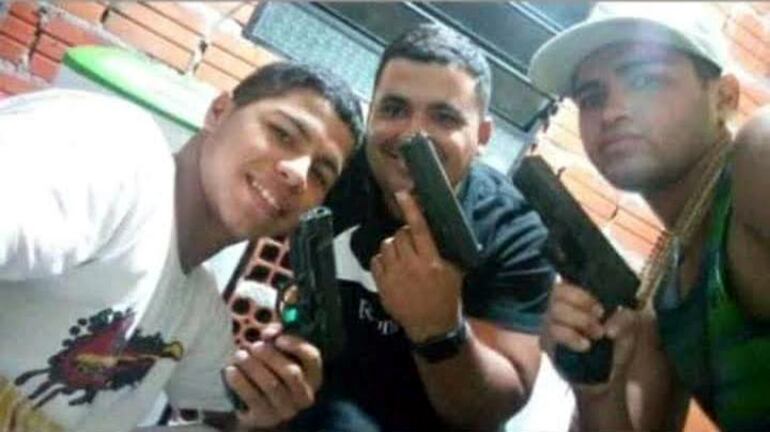 Venancio Valentín Domínguez (centro), más conocido como el "abogado leopardo", fue detenido en setiembre junto a otras cuatro personas con armas de grueso calibre.