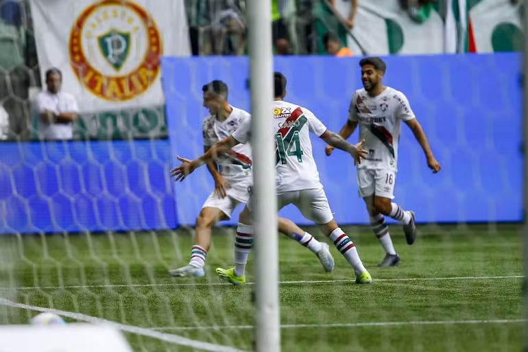 Kevin Serna (i), jugador de Fluminense, celebra un gol en el partido frente a Palmeiras por la fecha 38 de la Serie A en el estadio Allianz Parque, en Sao Paulo, Brasil.