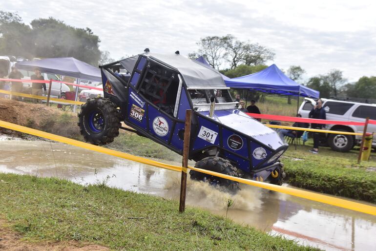 Victoria de Antonio Tenkathen y Óscar Martínez en la categoría TT3, con este espectacular prototipo Nissan Safari.