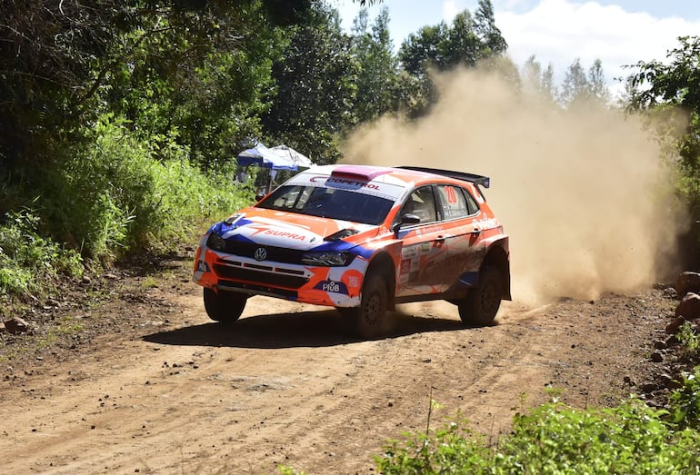 El Volkswagen Polo GTI R5 de Agustín Alonso y Edgardo Galindo, recorrió velozmente la “colonia” y consiguieron ser los mejores en la primera etapa disputada ayer.