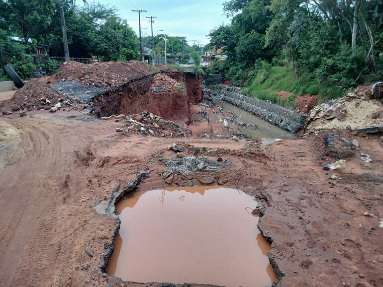 La Avda. Colonia Elisa se encuentra bloqueada desde agosto de 2023, en su intersección con la calle San Estanislao, del barrio Mbocayaty de Villa Elisa.