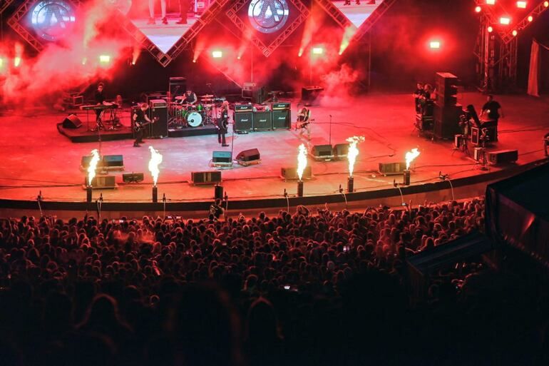 Show de pirotecnia en el anfiteatro José Asunción Flores con la banda argentina Airbag.