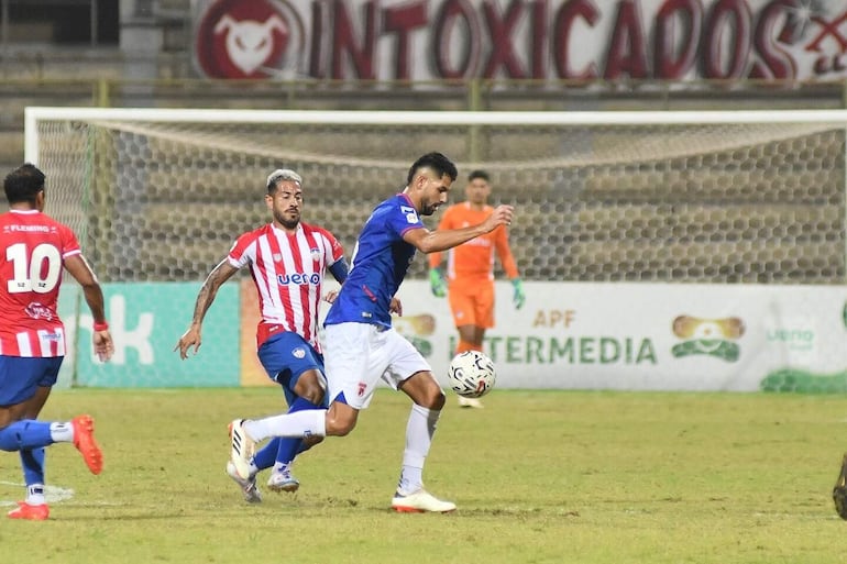 El volante Sergio Sanabria transporta el balón ante la marca de Christian Martínez. (Foto: APF)