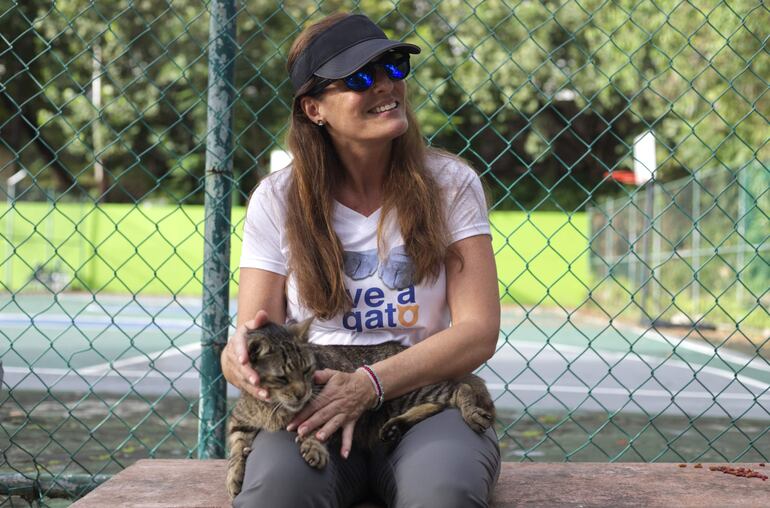 La portavoz de la organización Save a gato, Lara Cartagena, en el barrio colonial del Viejo San Juan en Puerto Rico. 