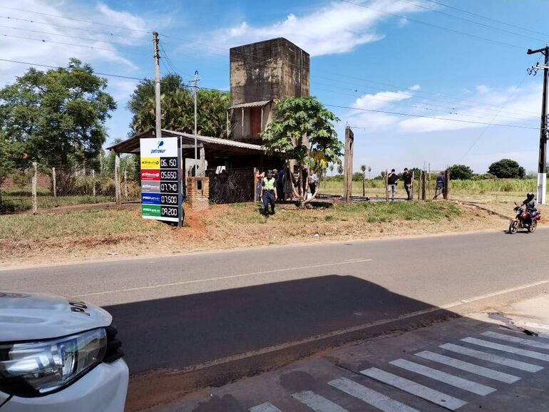 El pozo de la Junta de Saneamiento se encuentra frente mismo a la estación de servicios. La aguatera provee del vital líquido a 140 familias, que actualmente se quedan sin el servicio.