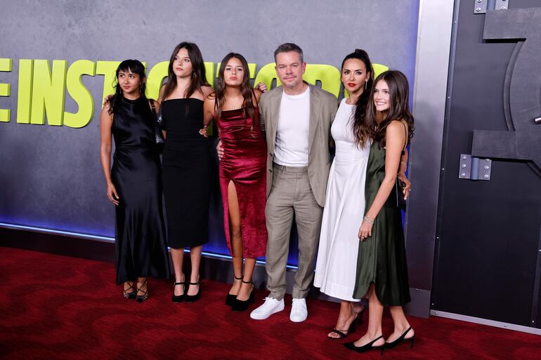 Alexia Barroso, Isabella Damon, Gia Damon, Matt Damon, su esposa Luciana Barroso y Stella Damon llegando a la premier de Apple Original Films' "The Instigators" en el Jazz at Lincoln Center en New York.