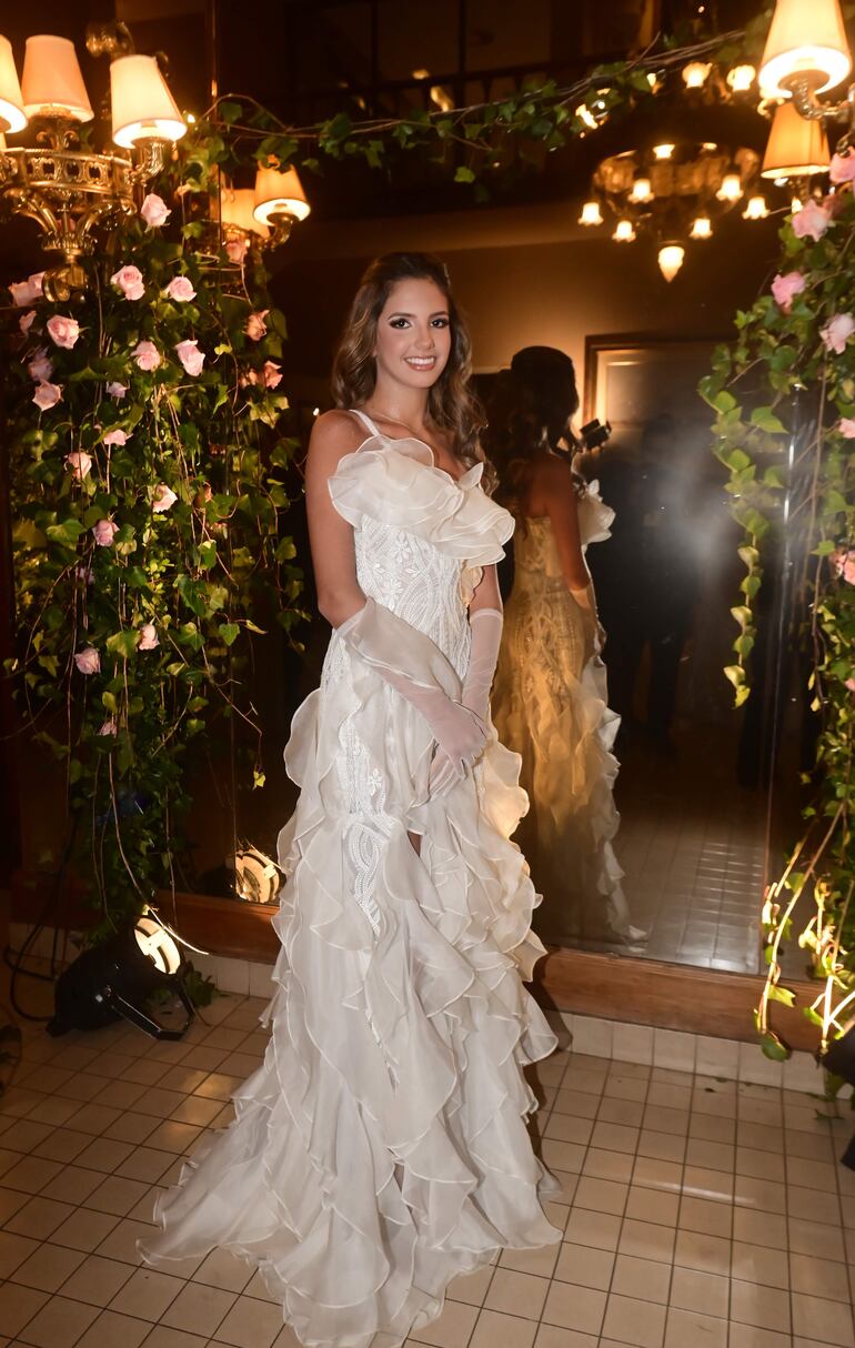 Martina Zavala Caballero con un vestido diseñado por Tama Maluff.