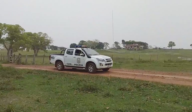 Una patrullera de la Policía pasa frente al casco central de la estancia Tranquerita.