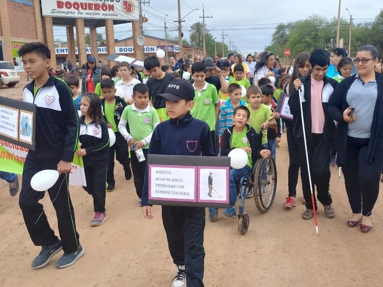 La Fundación Rinconcito de Amor lleva adelante una noble labor en la atención y educación con niños de la comunidad. En la imagen una imagen archivo de una marcha realizada a favor de los derechos de la niñez. 