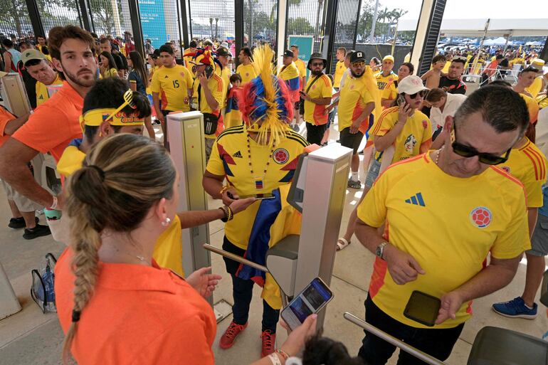 Colombia's supporters arrive for the Conmebol 2024 Copa America tournament final football match between Argentina and Colombia at the Hard Rock Stadium, in Miami, Florida on July 14, 2024. (Photo by JUAN MABROMATA / AFP)