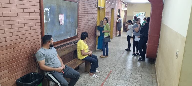 Pacientes con síntomas de dengue en el Hospital Regional de San Juan Bautista, aguardando resultados de laboratorio.