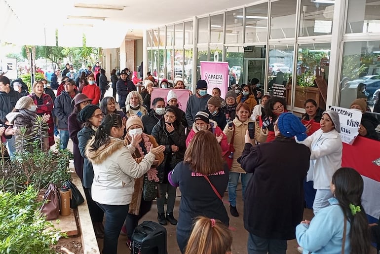 Pacientes con cáncer y familiares durante la última manifestación en el Incan.