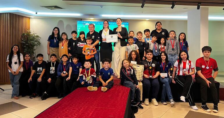 Ganadores del torneo de ajedrez "IRT Homenaje al Prof. Nicolás Ladaga", junto con las hijas del homenajeado.