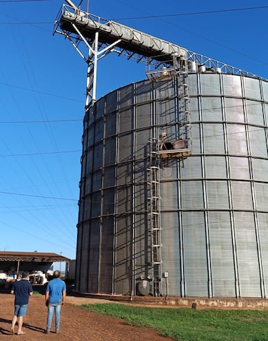 El trabajador murió tras caer del silo de la empresa Produagro.