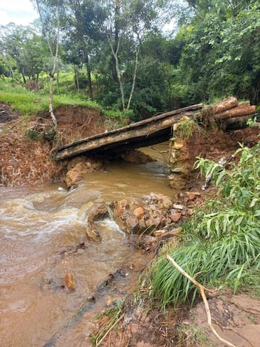 La estructura de la pasarela que el poblador pide reconstrucción en Ñumi.