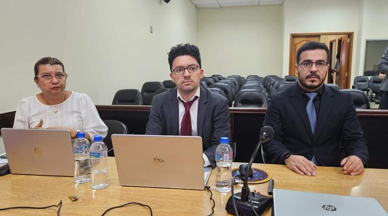 El fiscal Rodrigo Estigarribia (der.) junto a sus asistentes, en el juicio oral del caso Tartufo. 