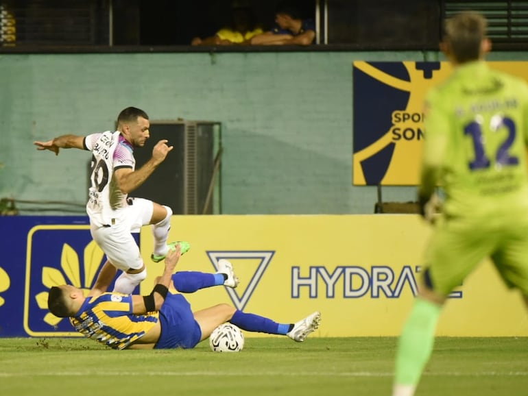 Antonio Bareiro (i), futbolista de Libertad, pelean por el balón en un partido frente a Sportivo Luqueño por al décimo tercera jornada del torneo Apertura 2024 del fútbol paraguayo en el estadio Feliciano Cáceres, en Luque, Paraguay.