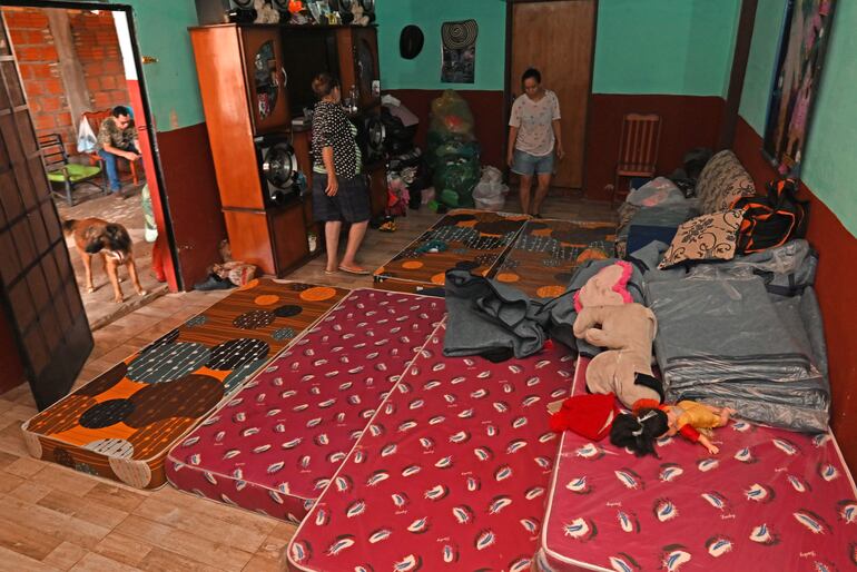 En la sala de un familiar, más de 20 niños se acomodaron para dormir.