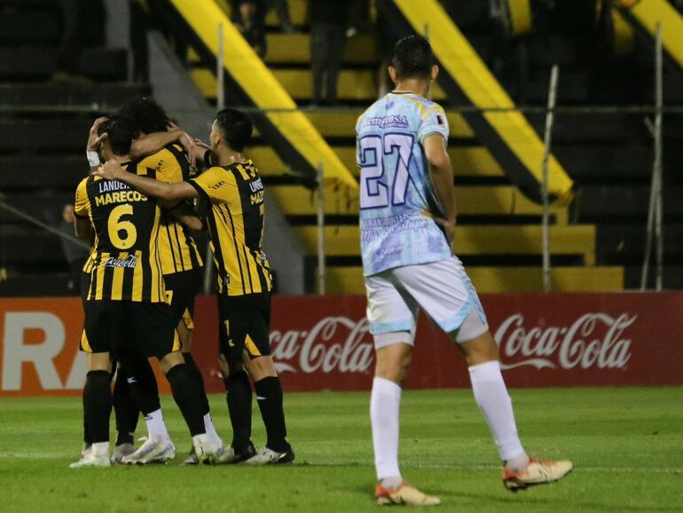 Los jugadores de Guaraní festejan un gol en el partido frente a Sport Unión de Piribebuy por los 16avos de final de la Copa Paraguay 2024 en el estadio Rogelio Silvino Livieres, en Asunción.