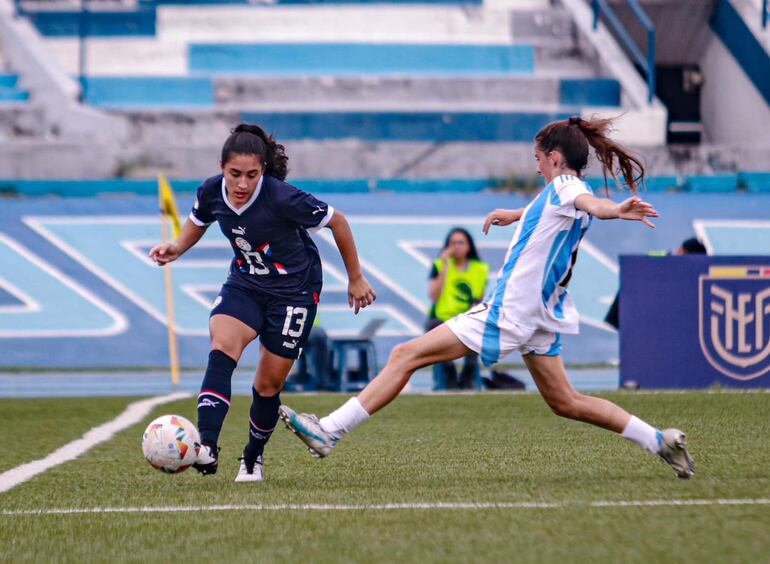 La albirroja Hannah Aneley Núñez intenta escapar de la marca de Denise García. (Foto: APF)