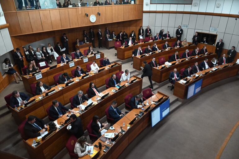 Los colorados disidentes y la multibancada opositora intentará reagruparse tras crisis internas por fugas a favor del cartismo.