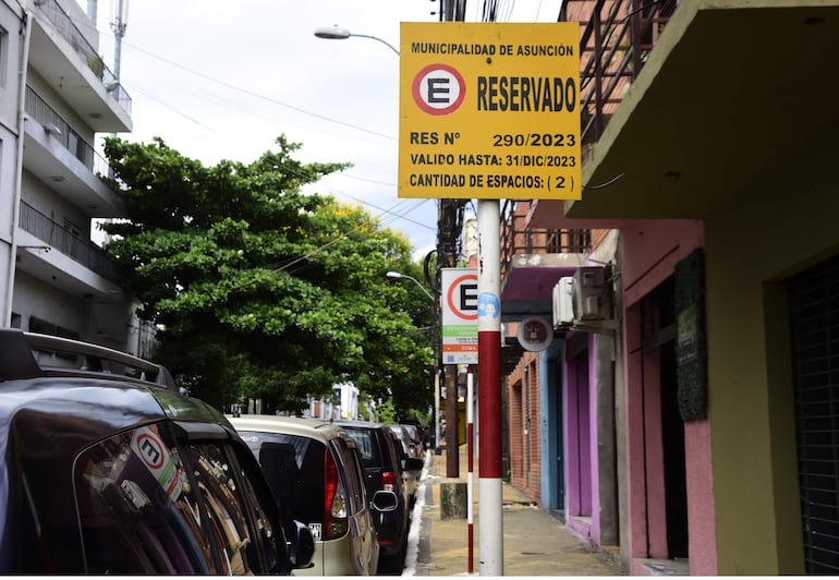 Si los carteles de estacionamiento reservado muestran un año que no sea el del "2024", entonces están vencidos y su uso está liberado.