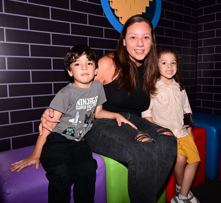 Lorena Ruíz con Gael y Oli Martínez.