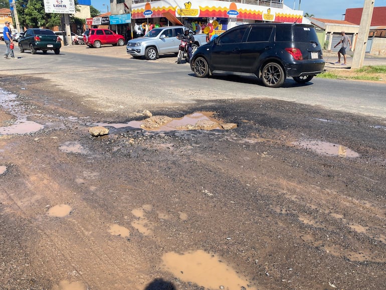 Baches en la ruta Luque-San Bernardino, donde se aplicó la suba del peaje.