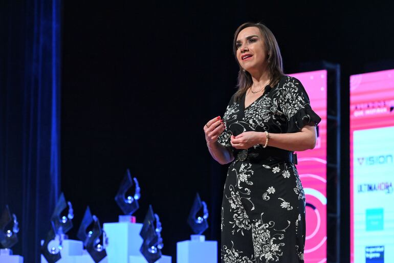 Gloria Ayala Person, presidenta de la Adec, durante su discurso, en el acto de entrega a premios del gremio, este miércoles en el BCP.