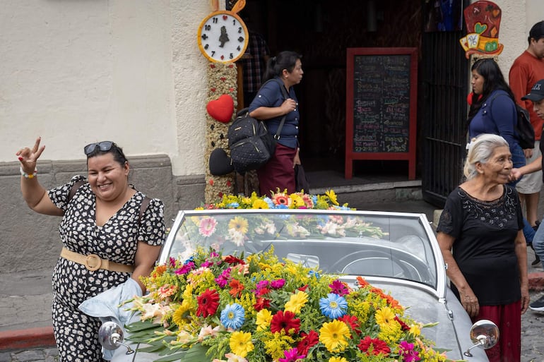 Personas asisten a la celebración del Festival de las Flores en Antigua Guatemala (Guatemala). 