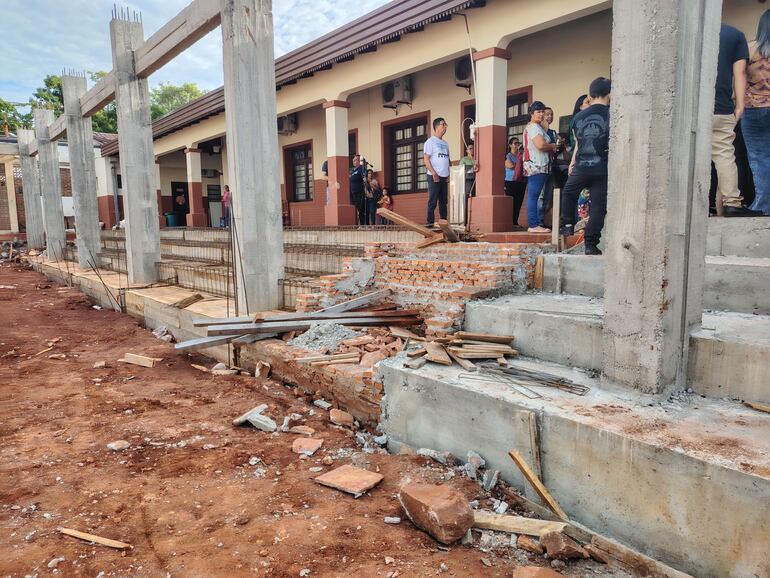 Padres no enviarán a sus hijos a la escuela de Encarnación si no avanzan las obras inconclusas.